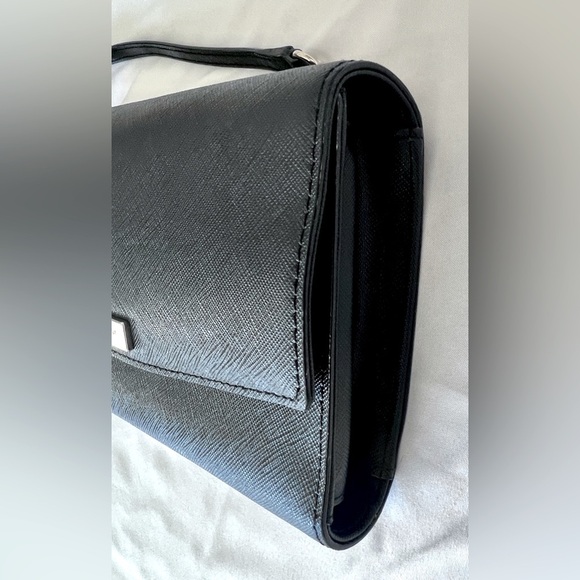 Kate Spade sleek Black Leather Crossbody Bag with Adjustable Strap - Picture 3 of 9